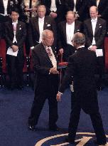 (1) Koshiba, Tanaka receive Nobel prizes at awards ceremony